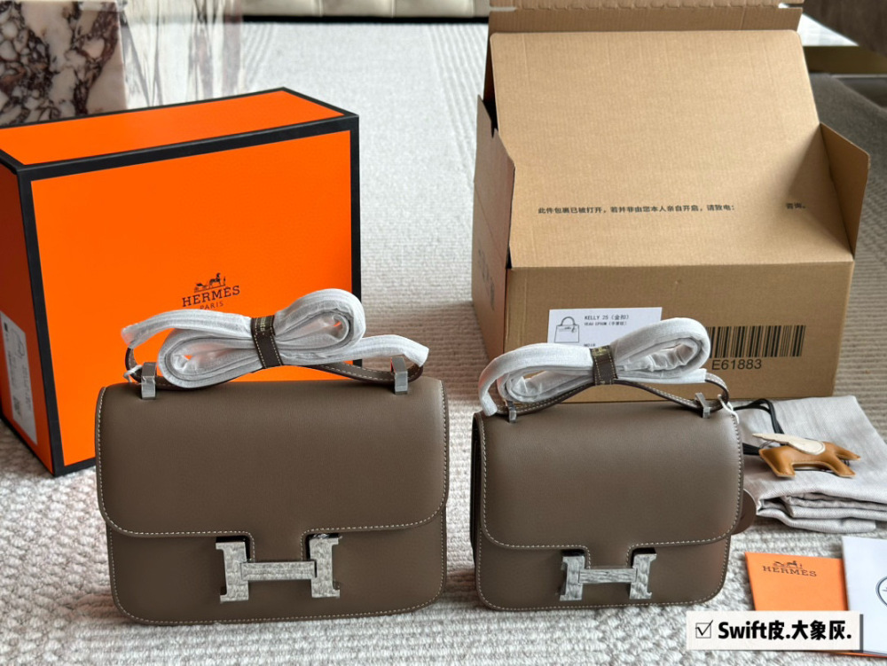 p299、
Original Hermes Concon bag Swift leather
Made of calf leather (soft cowhide)
The characteristics of the leather material are not small cowhide (soft cowhide), very soft, with delicate and smooth patterns, very good hand feel, and not easy to ...