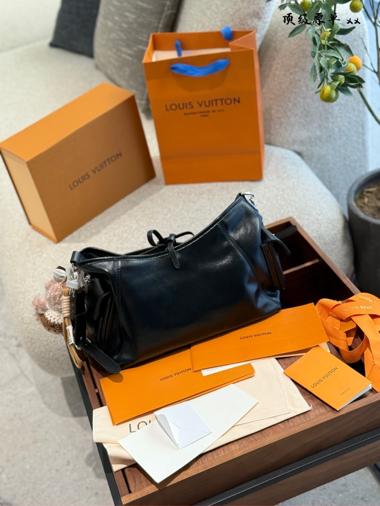 P440 chip version
LV Carrall Small Leather
., Dark Academy Style/Dark Motorcycle Style ●
Today's cool storm is led by LV's Carryall black sheepskin bag!  
Make it easy for you to become a Cool Day girl
Teach classic black, like a mysterious travele...