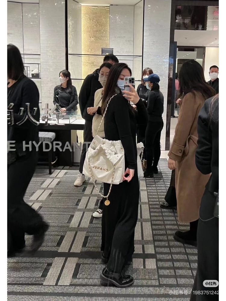 I would recommend all sweet girls to wear 22 bags of white Chanel and 22 bags of gold with a sense of luxury
Capacity thief, lazy and relaxed upper body
White is really cool and versatile
Everyone carries it Everyone is fashionable and refined