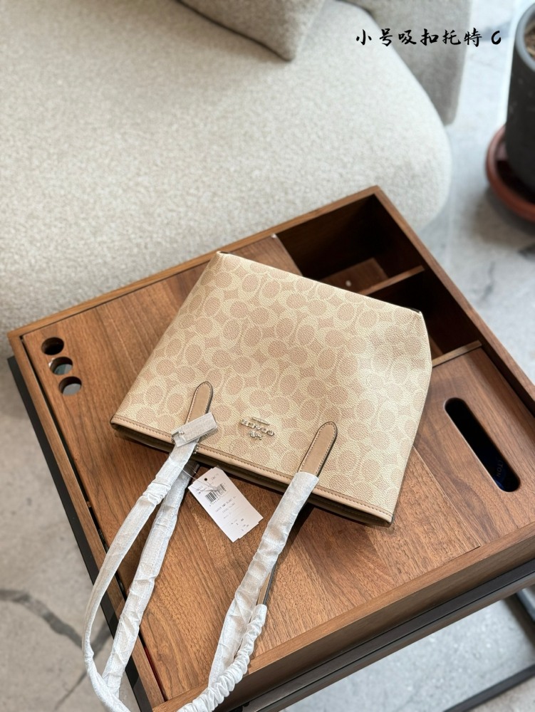 p200
The Coach Coach Coach Mini Tote Bag is the most worth buying. City loves this mini tote bag. It's small, lightweight, and soft, and has a very high usage rate!  #23cm
