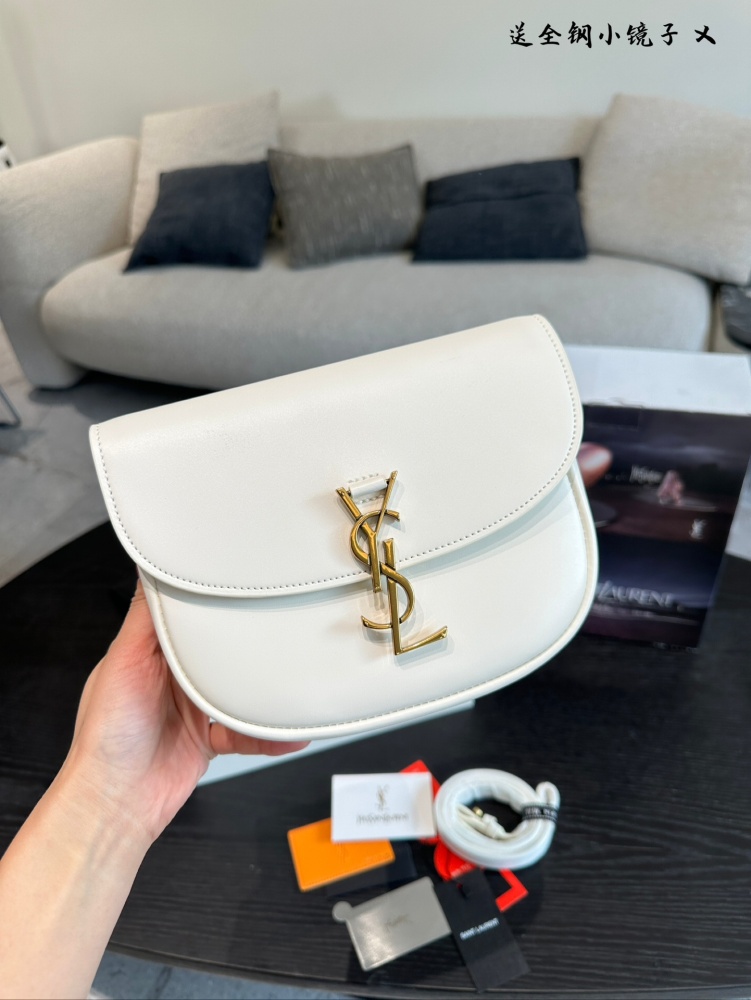 p230
YSL kaia black saddle bag
The black and gold color scheme exudes a sense of luxury and love
Half circle saddle bag with soft and curved design full of affinity
The overall style is beautiful and retro