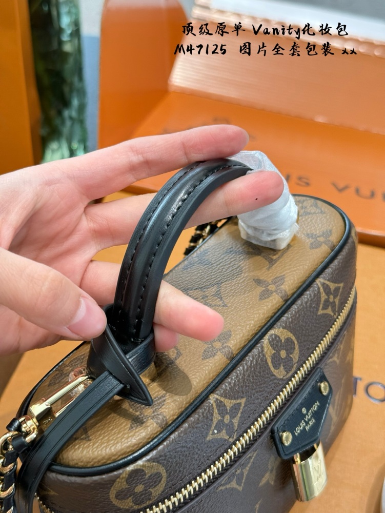 P320 Top Original Order Comes with Original Ribbon Gift
Lv's super popular makeup bag Vanity!   Crazy Grass Planting
Lv, the latest makeup bag from 2024, fully named VanityChain Pouch, has officially launched!    !  
This bag has a flatter body, and ...