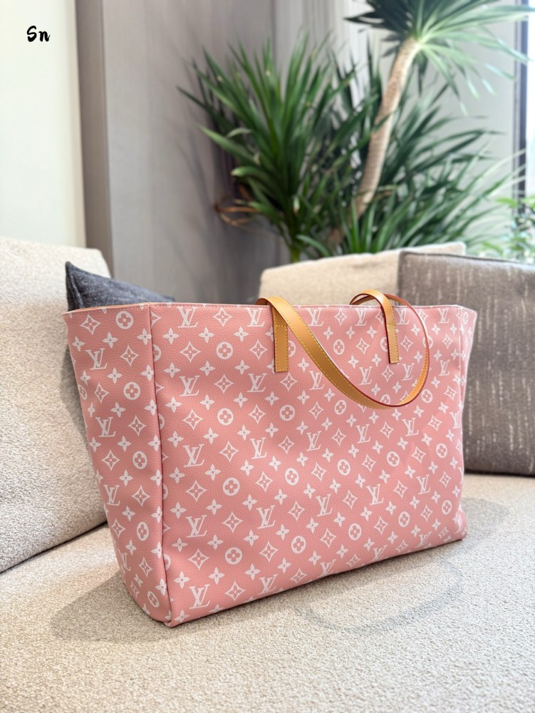 p260
LV Shoulder Underarm Handbag Shopping Bag
Who knows, my family! The LV Louis Vuitton travel bag is really crazy! The new 25 year model is here~Fresh mint green paired with classic Monogram pattern, high-end and eye-catching, always the focus of ...