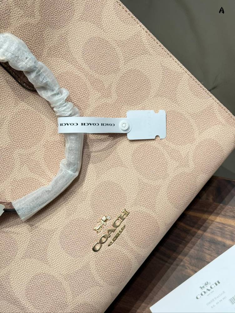 p270
Coach's December New Product | Superb Milk Tea Color Large Tote Bag. Coach's design is really becoming more and more unique!
The large tote bag is really super stylish and atmospheric!
And it's very practical. Installing files on a computer is o...