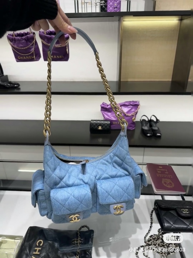 Who understands the Chanel 25 denim hobo that Jennie brought to fame?  The Chanel 25 denim hobo carried by Jennie is simply cute and explosive
As a loyal fan of Chanel, I am really looking forward to the 5c series.
Jennie. The bag she wore exuded a s...