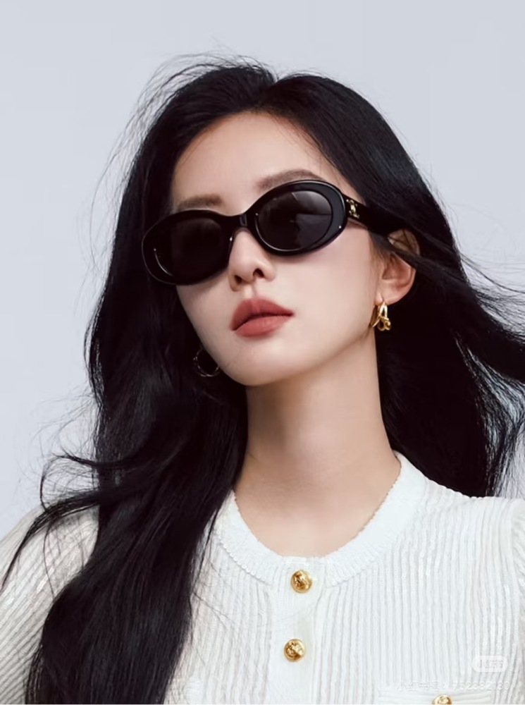 Kaixuan Gate Classic Black, this retro feeling is absolutely amazing!
Celine sunglasses that are popular all over the internet
Let me see which fashionista hasn't owned it yet
Really versatile! -You can bring it all year round!
Square and round face ...