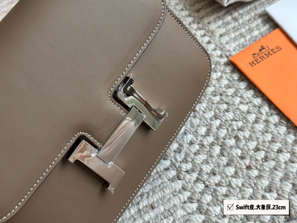 p299、
Original Hermes Concon bag Swift leather
Made of calf leather (soft cowhide)
The characteristics of the leather material are not small cowhide (soft cowhide), very soft, with delicate and smooth patterns, very good hand feel, and not easy to ...