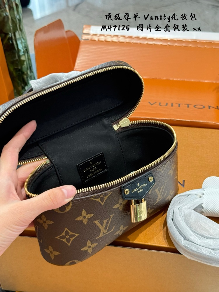 P320 Top Original Order Comes with Original Ribbon Gift
Lv's super popular makeup bag Vanity!   Crazy Grass Planting
Lv, the latest makeup bag from 2024, fully named VanityChain Pouch, has officially launched!    !  
This bag has a flatter body, and ...