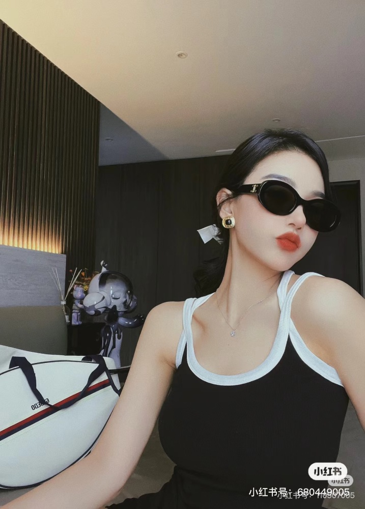 Kaixuan Gate Classic Black, this retro feeling is absolutely amazing!
Celine sunglasses that are popular all over the internet
Let me see which fashionista hasn't owned it yet
Really versatile! -You can bring it all year round!
Square and round face ...
