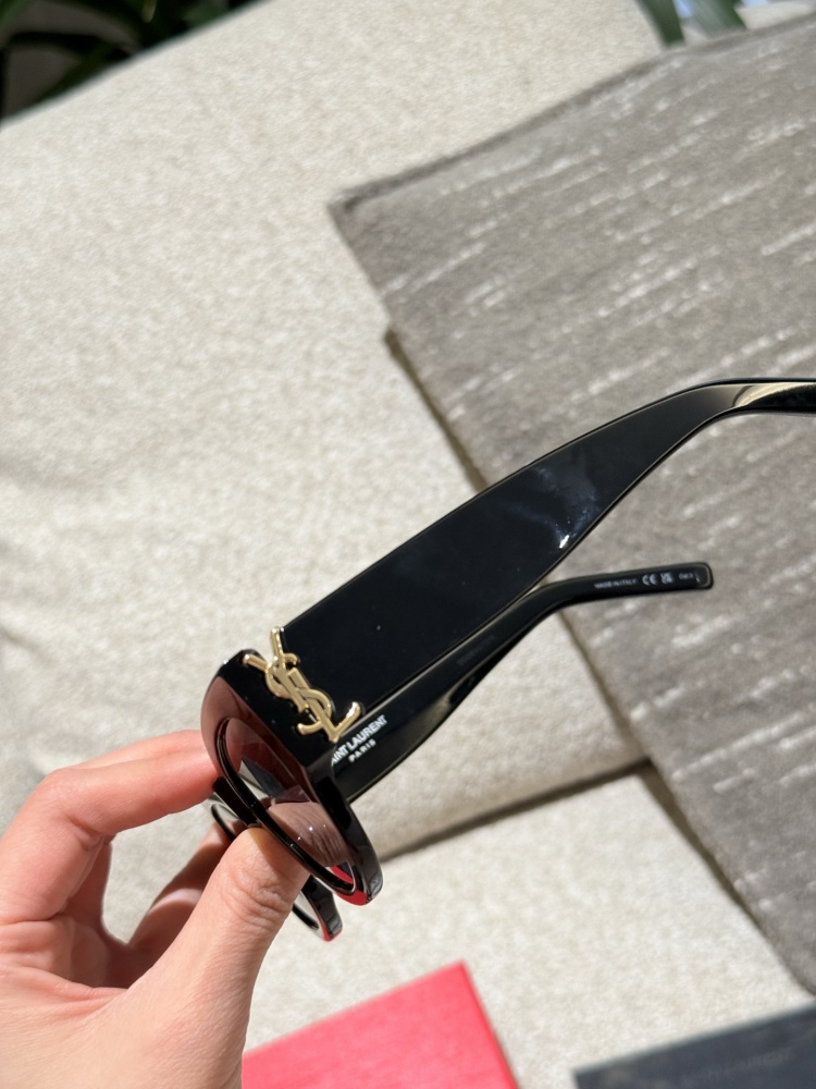 p220
Ms. Luo Jie, ROSE's original sunglasses! Who knows the cool temperament of milk! ROSE wears YSL sunglasses for both hard photos and private servers~
With the addition of event evening gowns, it exudes charm and sensuality, effortlessly becoming ...