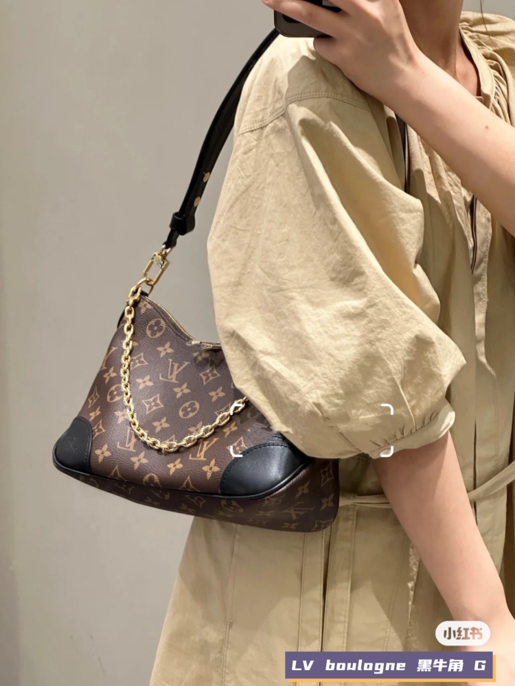 LV black horn upper body walking wave