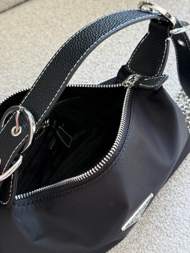 P185 upgraded version with cowhide wrist
This Prada vintage dumpling lunch box bag is also great, with a cool dark style and some cute attributes suitable for street photography. It is a classic nylon parachute material that is waterproof and durable...