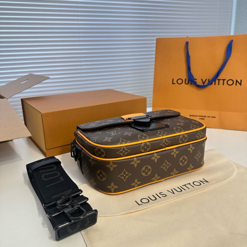 M45806 Classic Black Flower Postman Bag
Complete packaging ?? aircraft ?? Box size 24 seventeen point six
LV Slock Black Flower Postman Bag
? Top Original Order
Cool and versatile, fashionable and trendy
A style suitable for both men and wo...