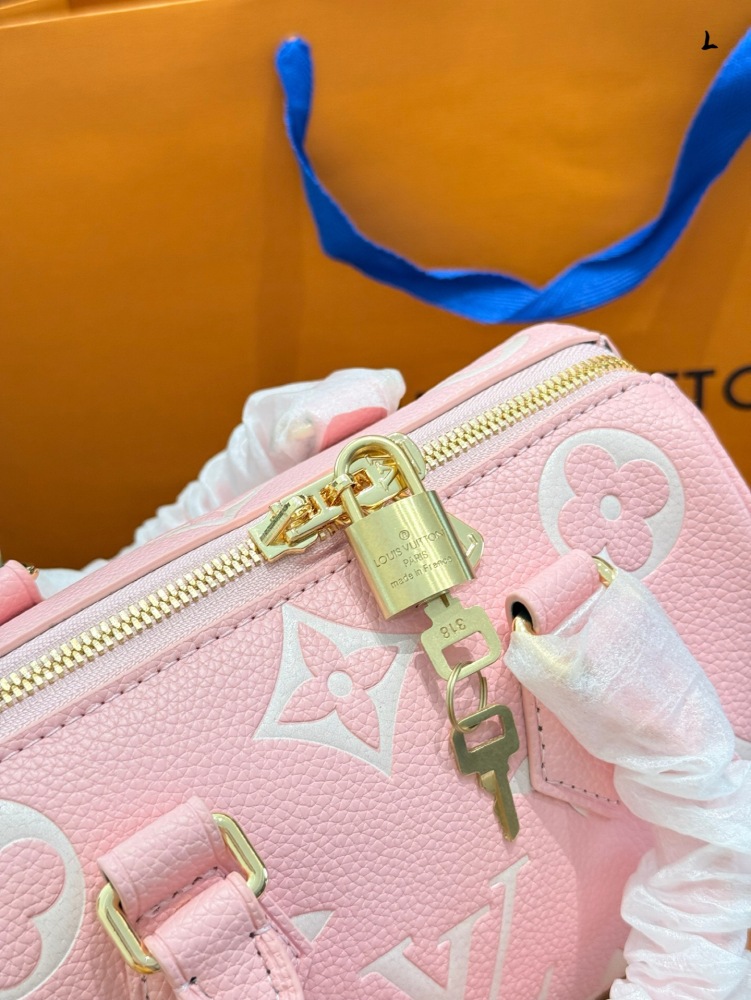 p245p225
Mini Speedy++Milk like Cute to the Heart~
Speedynano~exudes an unparalleled sense of luxury amidst its compact size~The perfect combination of pure black surface and LV white large print endows this bag with unique beauty traits, like the br...