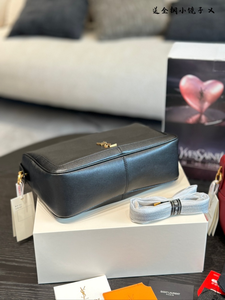YSL Pillow Bag P270
Camera Supply bag_ Lunch box bag
This handbag is a spacious shoulder bag with a cowhide leather base and a soft body. Made of Napa cowhide leather, with zipper closure, this hammock features a stylish design that looks great on bo...
