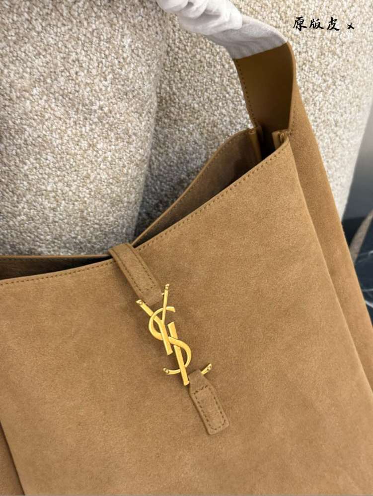 p330
Ysl's stylish and practical Hobo handbag is here~
LE 5A7 Underarm Bag Hobo Handbag, Same Style Hobo as Korean Star!! The underarm bag that exploded this year, Y Home, although late, has arrived! The outline of the bag is simple and three-dimensi...