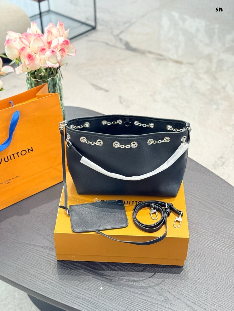 p270
LV Louis Vuitton's new chain shopping bag
size:28x22 
LV Louis Vuitton's new chain shopping bag
Equipped with two shoulder straps, can be carried by hand or slung diagonally~
The bag is equipped with a zero wallet buckle hook design, which is sa...