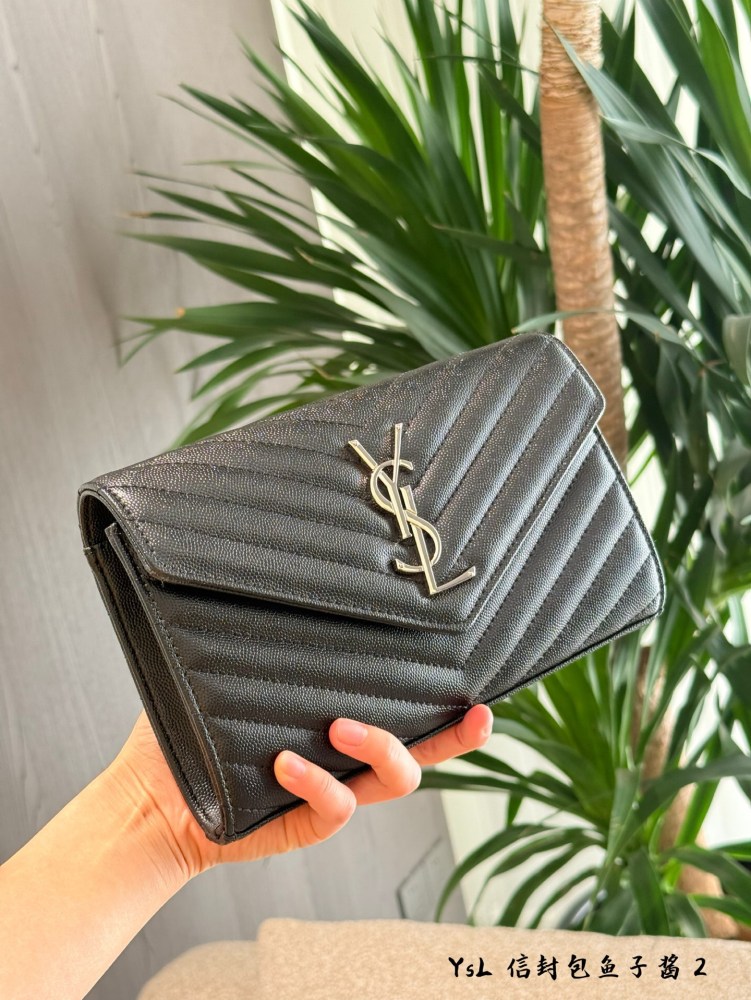 p230
YSL envelope woc | Elegant girl with visual sense of this YSL black gold chain
Top of the line with multiple celebrities
A classic bag that won't buy the wrong one!
I can't put it down when I get it!  Box packaging