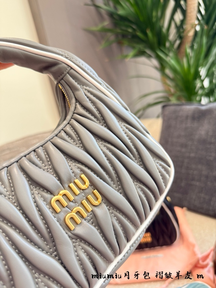 p310
Miumiu25 Early Spring New Bag
The wrinkled bowling bag and hobo have both come in new colors, which are super beautiful
22cm sheepskin pleated crescent bag