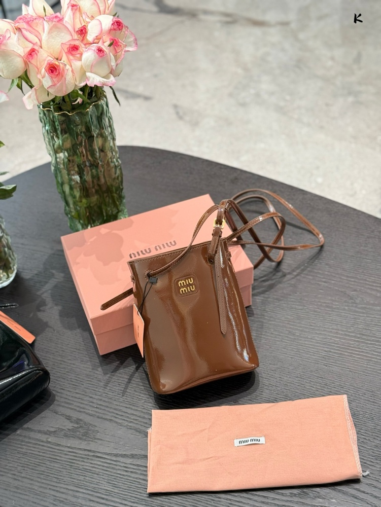Oil wax cowhide P230
Miumiu recommends new small water bucket oil wax leather
The newly released oil wax leather material small water bucket this year feels too comfortable to touch, and the space capacity is very practical
Sisters who usually go out...