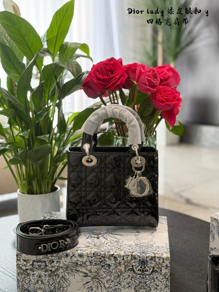 Dior Concubine Bag p264p269
Three grid 17 four grid 20 patent leather black/silver buckle
Imported calf leather with frosted deer skin pattern and velvet lining
Precision high-density electroplating hardware silver
Adjustable leather shoulder strap w...