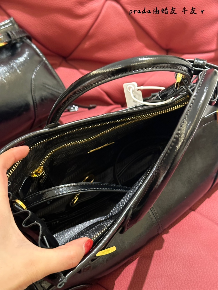 p270
Prada is crazy! Soft lux is really cool, my heart
When I finally got it! I can't wait to try it on for everyone!
The softlux this time is really beautiful, with a retro and cool wax leather design and an ultra light weight!
Child The size of the...