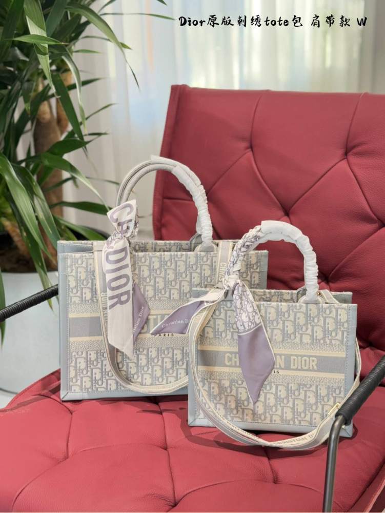 p275p295
Latest popular Dior tote inventory!
Book Tote
On the front, there is the "CHRISTIAN DIRO" logo, which has a high level of style and is the most recognizable in the Diro bag. Its old patterns and hand embroidery showcase retro craftsmanship a...