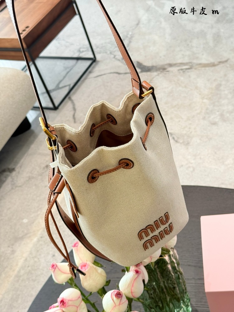 p250
MiuMiu's new canvas bucket bag is stylish and cute! Promise me the bucket bag!! Definitely pick this one!!!
Simple, casual, and unique design! Having a large number of loyal fans!  !
Just by hearing the name, you can imagine the capacity of a wa...