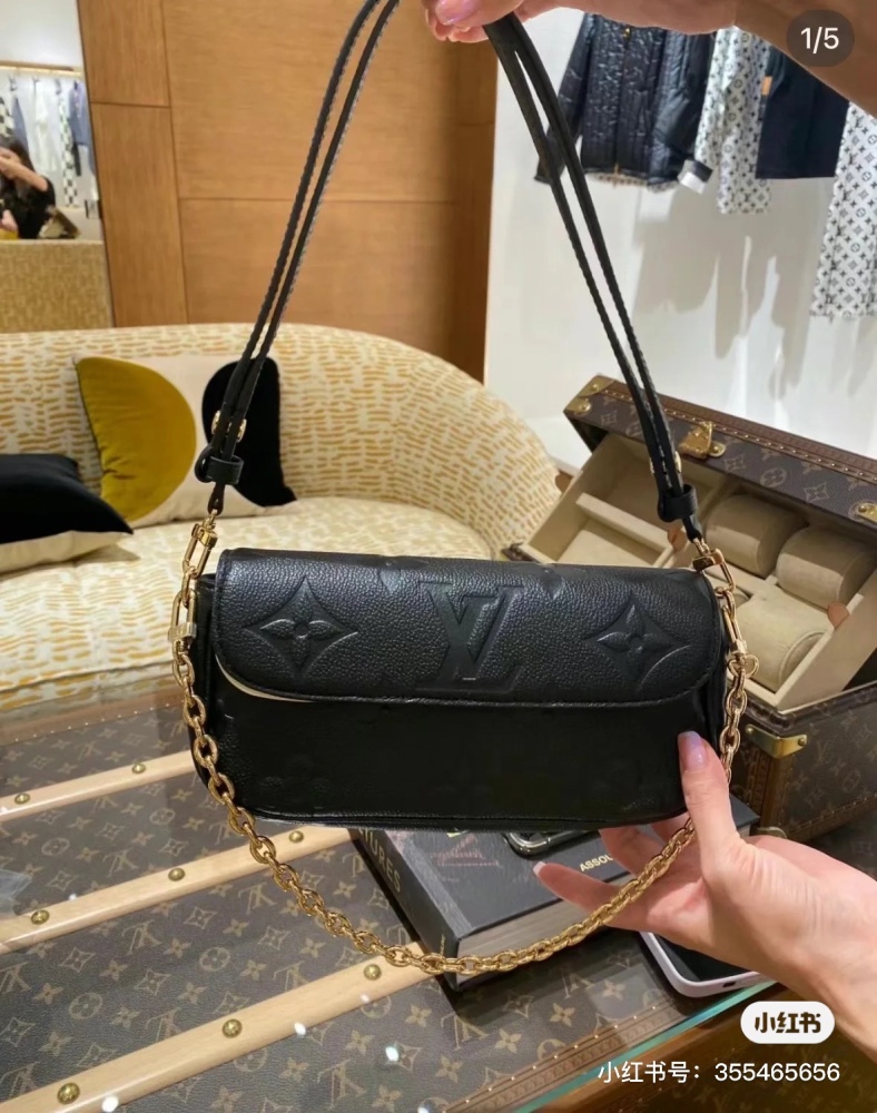 LVIVY upper body effect | I love it at first glance
LVIVY black understated luxury
Two shoulder straps~Underarm both shoulder and crossbody
This year's big hits are really high-end~