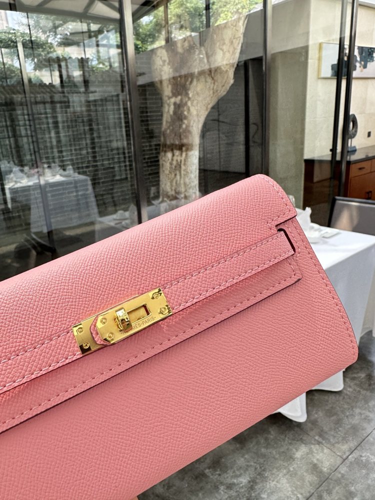 P235 Cowhide Full Package Upgraded Edition
Hermes Kelly Wallet DIY Same Leather Belt
Hermes Kelly wallet. The matching contract belt instantly transforms into a small bag V, which is super cute and beautiful.
The wallet can hold a large phone. You ca...