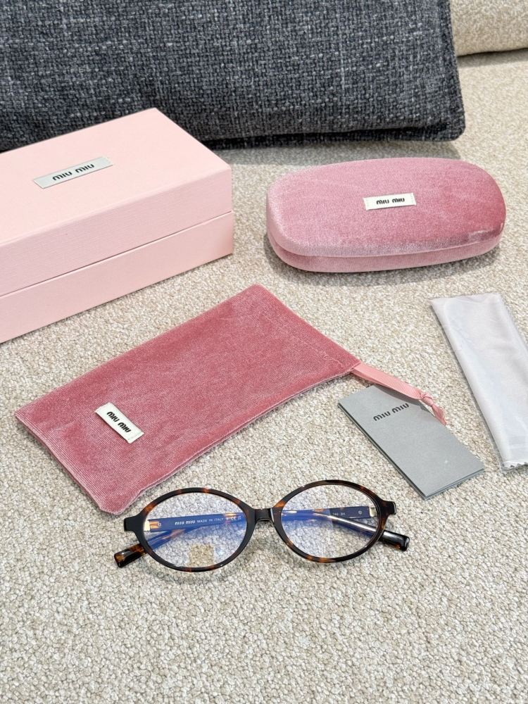 p195
Miumiu "nerd glasses, the same style as Ju Jingyi, look great
Bookworms have been trending lately, Miumiu3000+， It's just a small pair of glasses, can't a worker replace the entire flat version?
Many babies have compared several options and de...