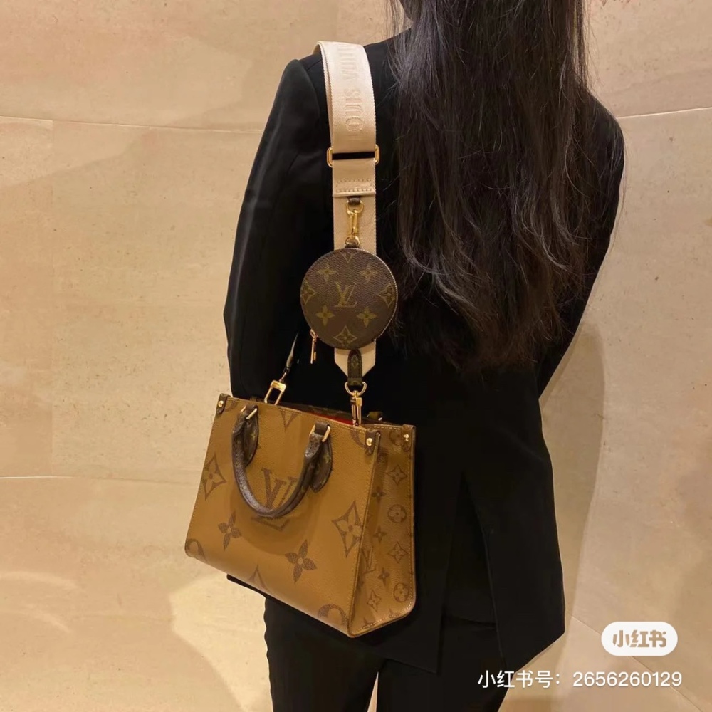 High energy ahead, explosive warning! LV has understood!  ! !
Just on February 10th The launch of Lv's new Onthego mini model is full of momentum, and Lv's designers have finally heard the voice of the Asian people, the most perfect size
25x19x11.5?...