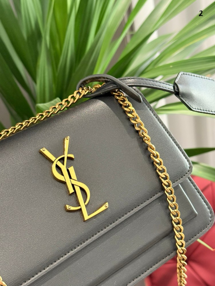 YSL sunset package plain weave P230 crocodile P240
This YSI black crocodile leather handbag is luxurious, elegant, unique and noble, showcasing fashionable taste. Crocodile skin material and exquisite design showcase extraordinary quality. Fashionabl...