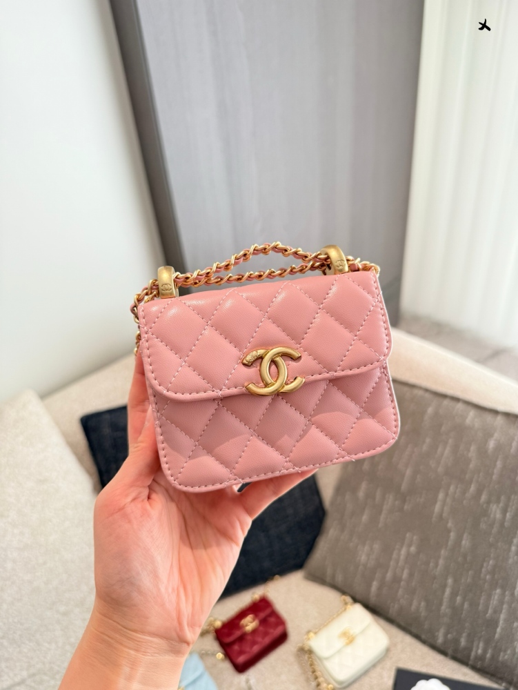 p180
Chanel Advanced Handicraft Workshop Double Golden Ball Zero Wallet
Smooth and delicate to the touch, the leather has a natural luster and classic diamond grid pattern and mouth cover design, paired with antique sand gold. The mini golden ball is...