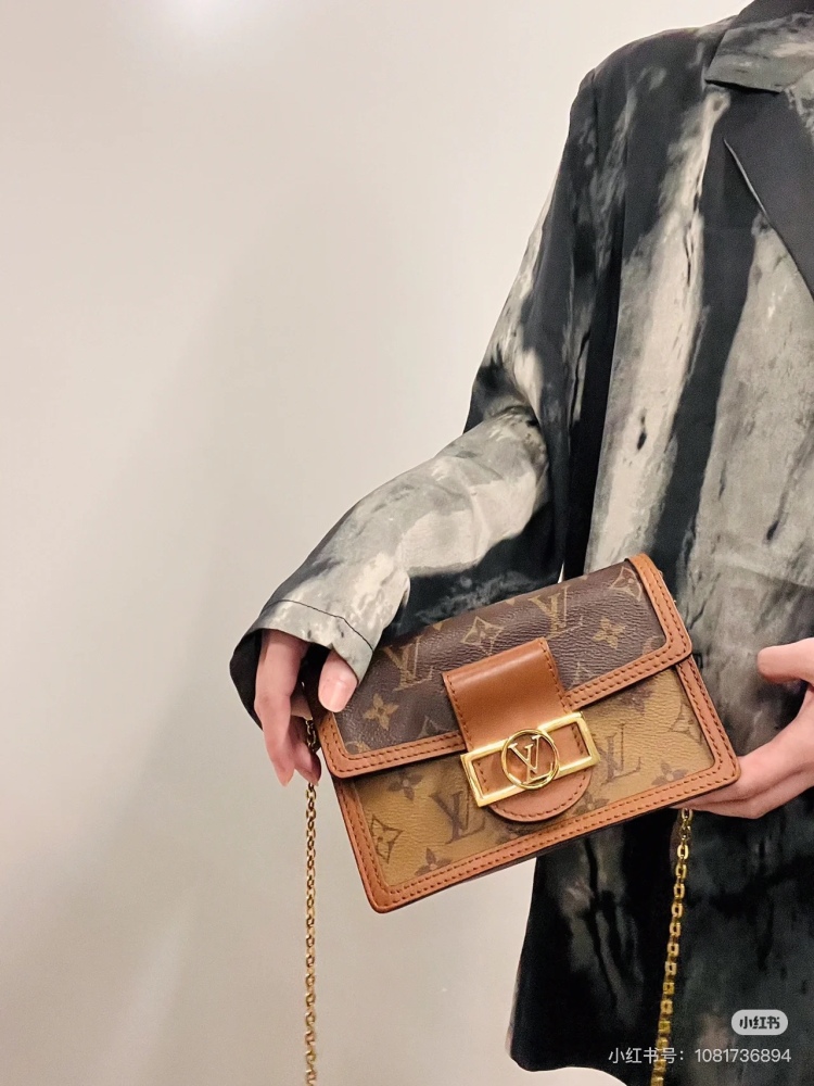 Since changing the design director, Lv has also launched some popular models, such as this elegant and beautiful Daphne DAUPHINE. In terms of capacity, we need to worry. Although it is a woc, the design is very reasonable, and it can hold much more t...