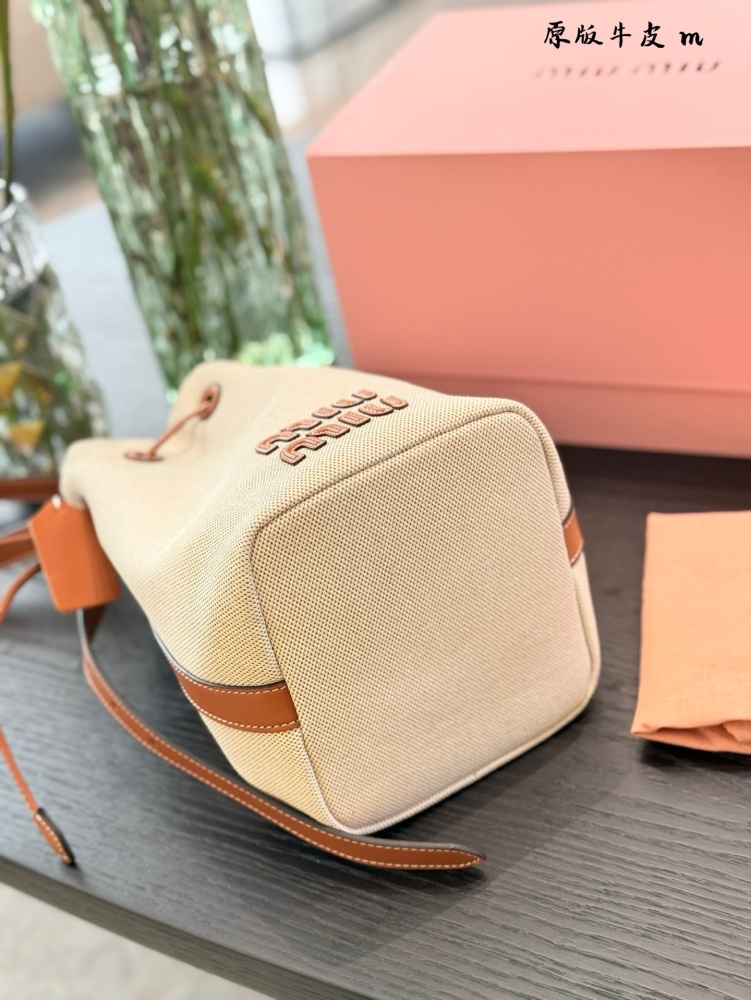 p250
MiuMiu's new canvas bucket bag is stylish and cute! Promise me the bucket bag!! Definitely pick this one!!!
Simple, casual, and unique design! Having a large number of loyal fans!  !
Just by hearing the name, you can imagine the capacity of a wa...