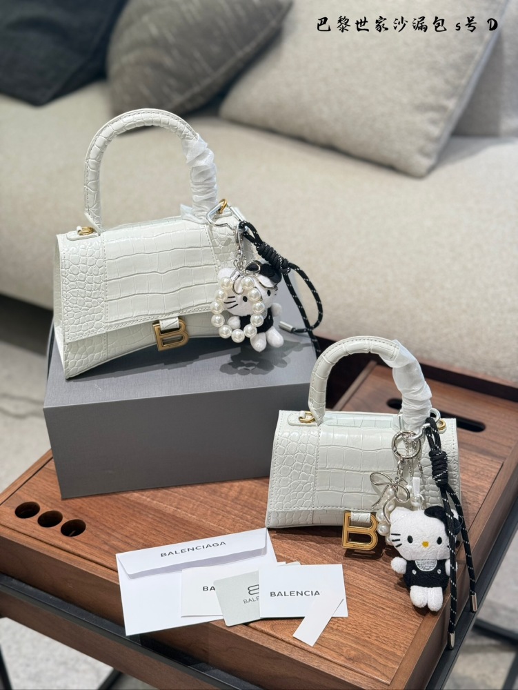 P269 pendant ? twenty
Balenciaga crocodile Balenciaga Parisian family hourglass
Balenciaga Balenciaga Hourglass Golden Button Crocodile Pattern Leather Hourglass Bag Handheld Shoulder Bag for Women
Balenciaga hourglass bag is like a dream come true...