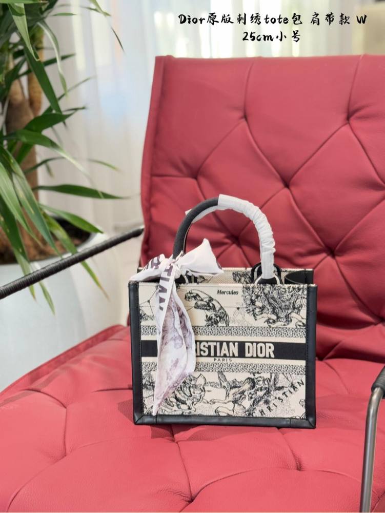 p275p295
Latest popular Dior tote inventory!
Book Tote
On the front, there is the "CHRISTIAN DIRO" logo, which has a high level of style and is the most recognizable in the Diro bag. Its old patterns and hand embroidery showcase retro craftsmanship a...