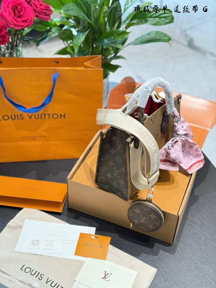 P334 all steel hardware
Original quality jungle bag Lv A/B side spray painting on thego mommy bag, the king of cost-effectiveness. This is an amazing bag shape, inspired by the street brand that parodies Lv. Once upon a time, Louis Vll litton would n...