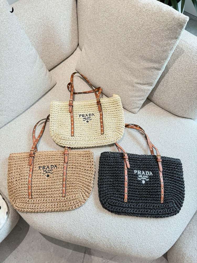 p200
Prada woven shopping bag 35cm