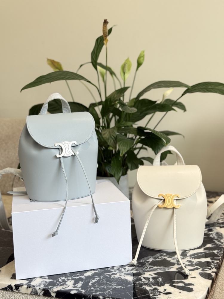p250
The CELINE new small book bag B has been planted with grass
CELINE's new small backpack is a bit easy to carry!  ! ! New backpack BONNIE
Compared to the previous bag, it has a wider and fuller shape. The Cb Triumphal Arch buckle's support hit me...