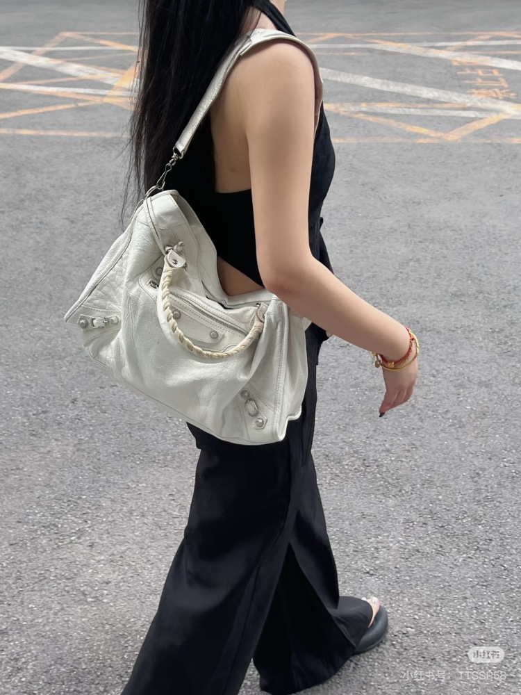 Balenciaga motorcycle silver is so handsome!!! Motorcycle bags will really be loved forever
A locomotive with a silver buckle will appear cool and aloof. C0o
Laziness comes naturally. The motorcycle bag can be equipped with a casual and free spirited...