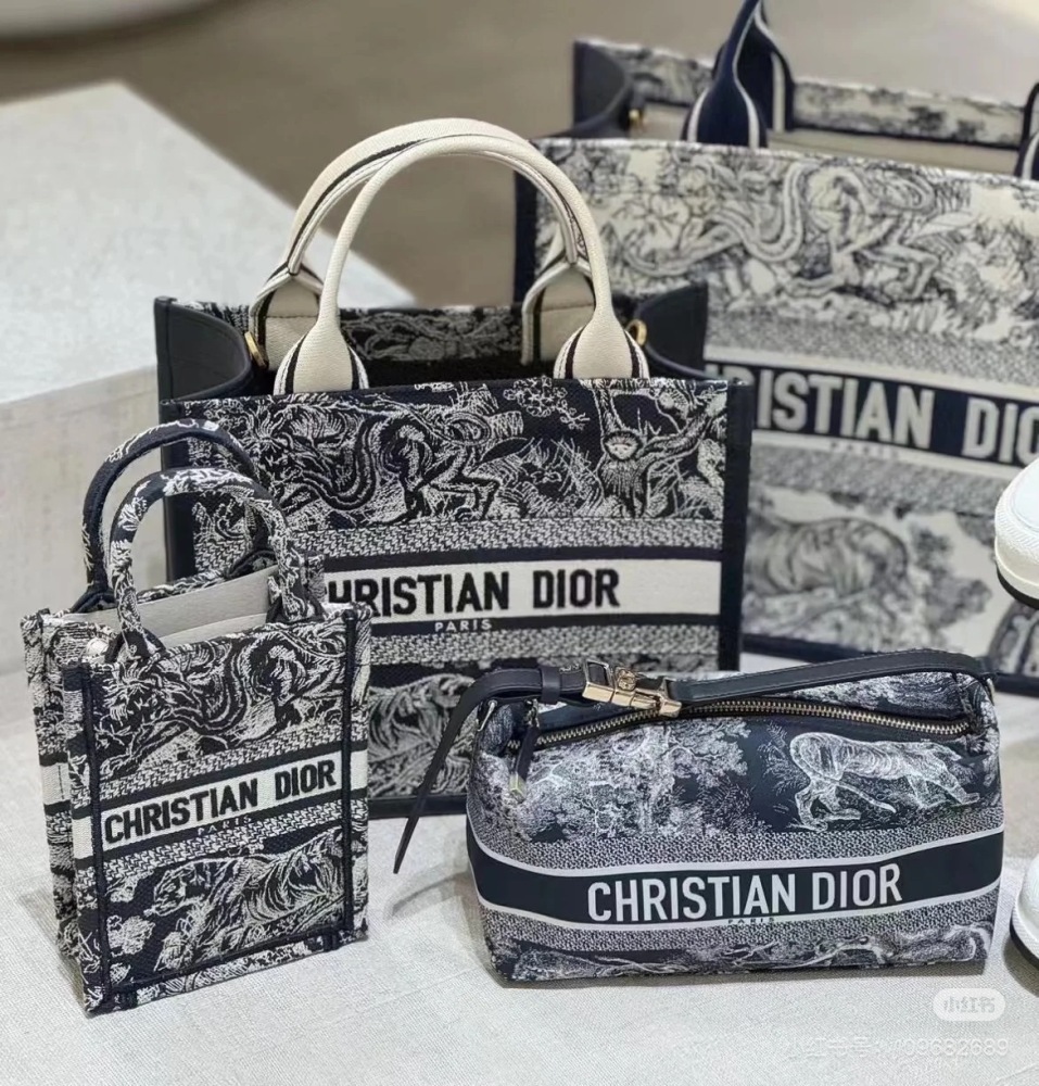 The Dior Booktote tote bag is inspired by creative director Maria Grazia Chiuri and is a flagship product that embodies Dior's aesthetic. These tote bags are designed specifically for carrying everyday items, with full body embroidery paired with the...