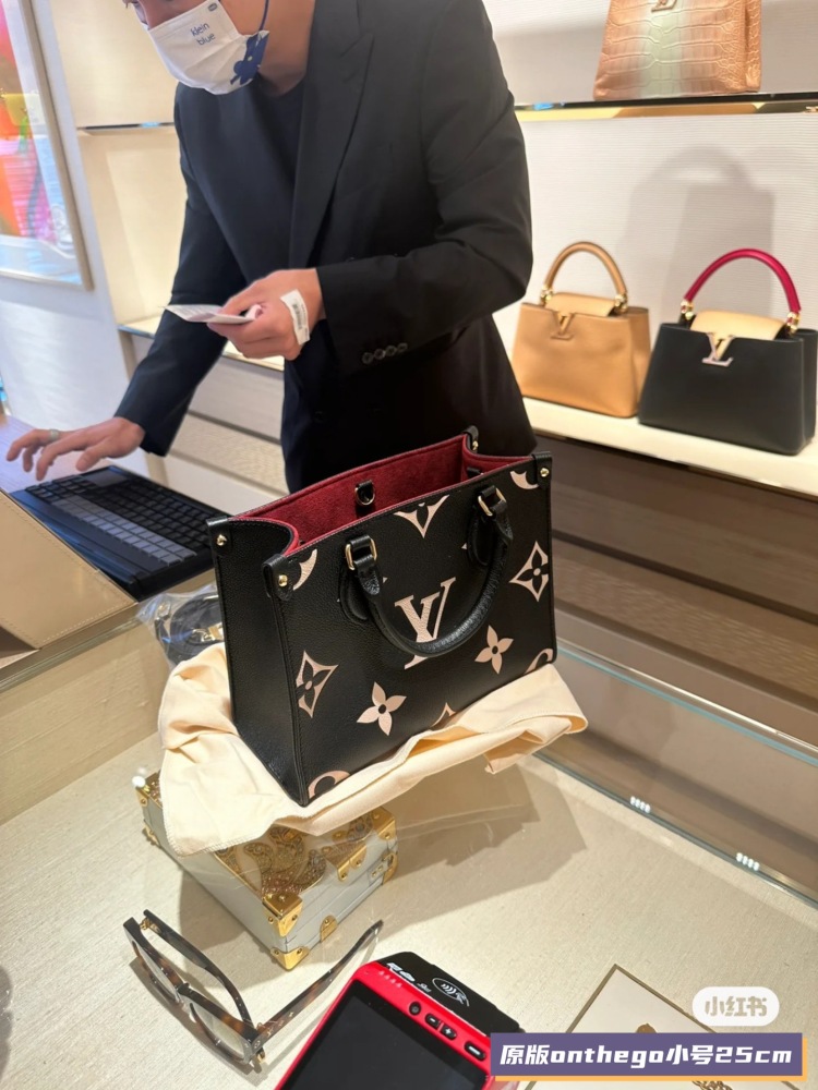 LV Classic Handbag! Really good looking, four can store iPad Mini and other daily needs
Flexible handle and adjustable shoulder strap offer a wide range of back carrying options. Size: 25x19x11.5cm