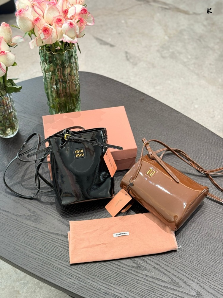 Oil wax cowhide P230
Miumiu recommends new small water bucket oil wax leather
The newly released oil wax leather material small water bucket this year feels too comfortable to touch, and the space capacity is very practical
Sisters who usually go out...