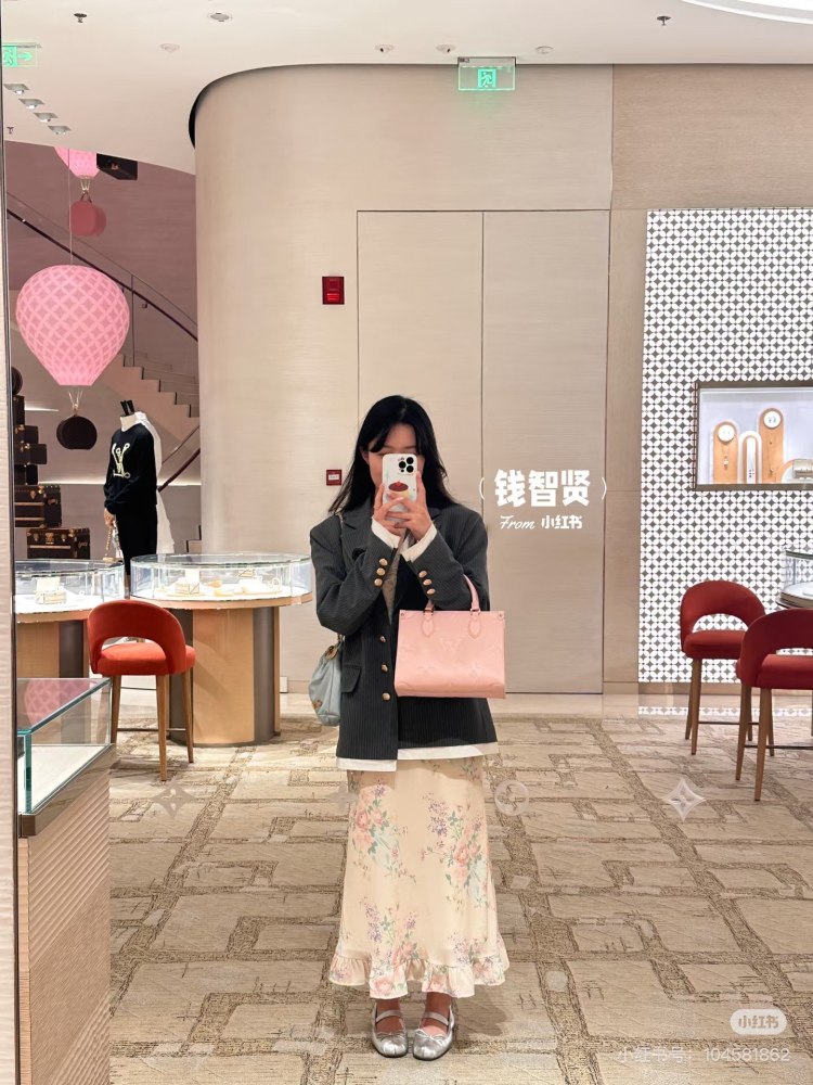 LV's cherry blossom pink Onthego tote is really amazing! At first glance, I was amazed by LV Louis Vuitton's Onthegomini pink. Sisters who are used to carrying old flowers may want to try a different style