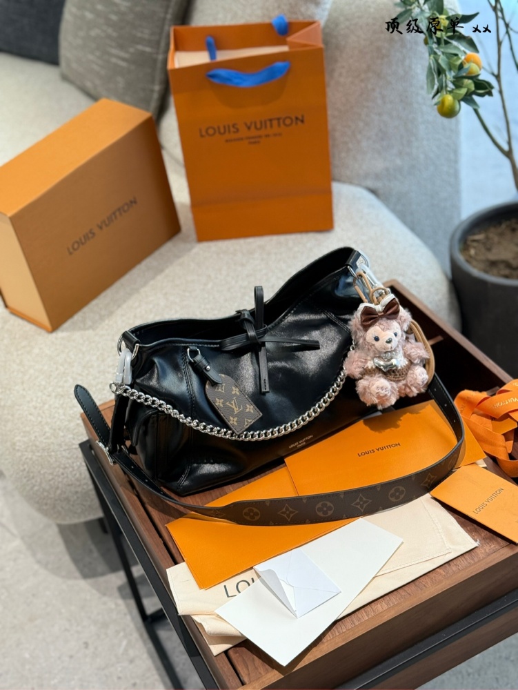 P440 chip version
LV Carrall Small Leather
., Dark Academy Style/Dark Motorcycle Style ●
Today's cool storm is led by LV's Carryall black sheepskin bag!  
Make it easy for you to become a Cool Day girl
Teach classic black, like a mysterious travele...
