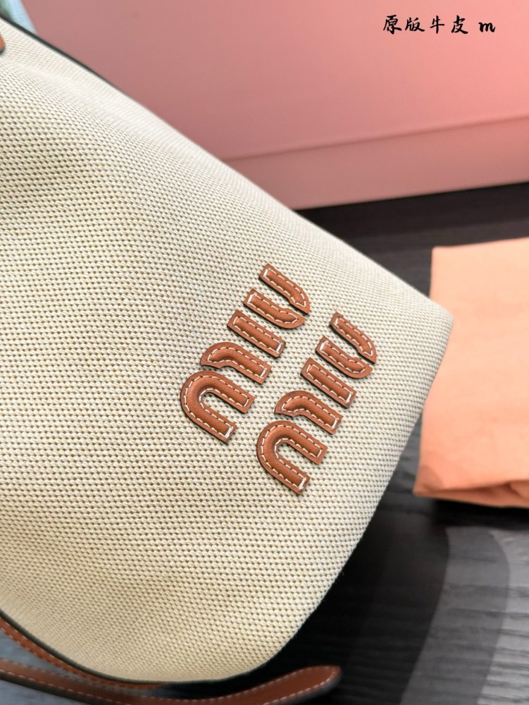 p250
MiuMiu's new canvas bucket bag is stylish and cute! Promise me the bucket bag!! Definitely pick this one!!!
Simple, casual, and unique design! Having a large number of loyal fans!  !
Just by hearing the name, you can imagine the capacity of a wa...