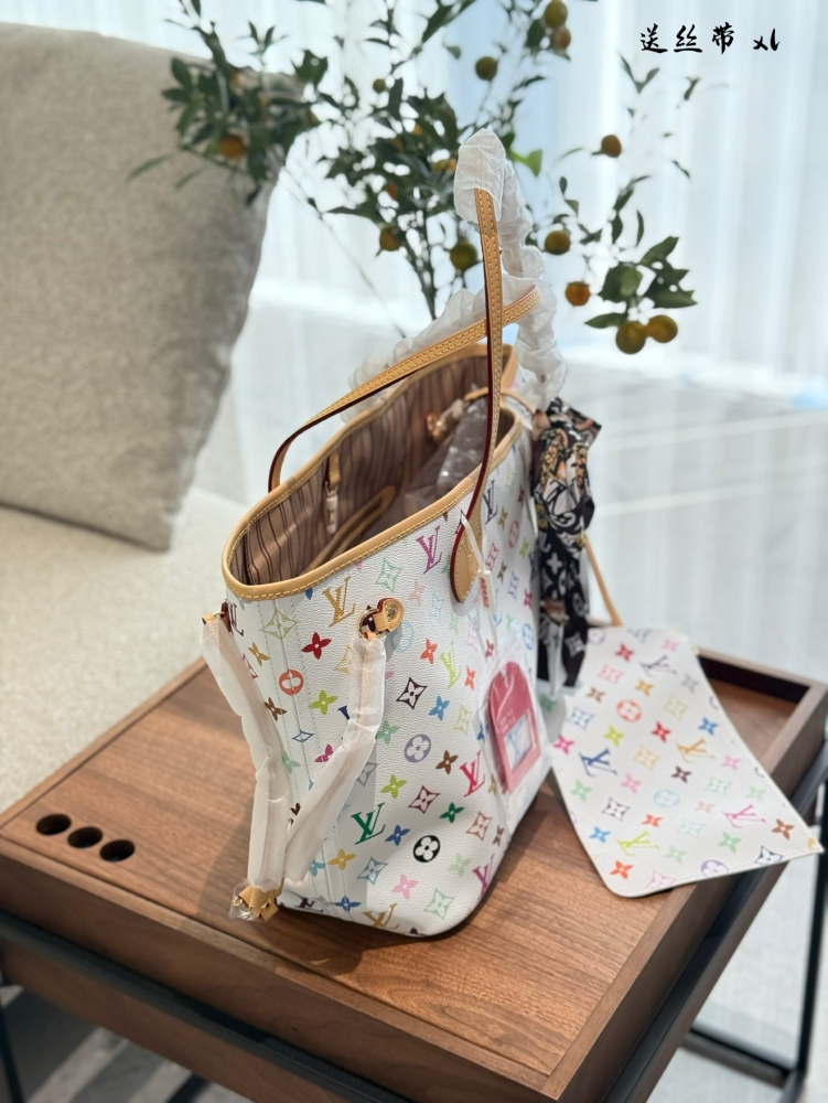 P260 ribbon delivery
LV is the dream of a student who understands emotions, and now it can be realized after 22 years
LV and the village Shanglong collaborates again on joint series
The once explosive black and white tri color is back # lv three in o...