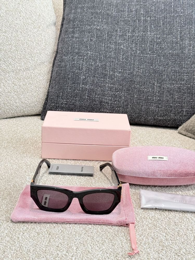 MIU MIU Goddess Sunglasses P190
The hottest style of 2025 is definitely this one!
MiuMiu11W is your best companion for going out without makeup. This pair of sunglasses is like magic that will definitely enhance your temperament, whether you are wear...